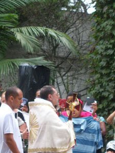 Abençoando os fiéis com o Santíssimo bensantissimo