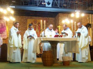 Mosteiro “Regina Pacis” celebra Missa festiva ao anúncio do novo Papa