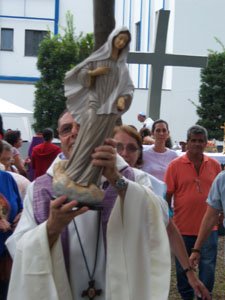 Pe Eugenio com a imagem de Nossa Senhora prosns