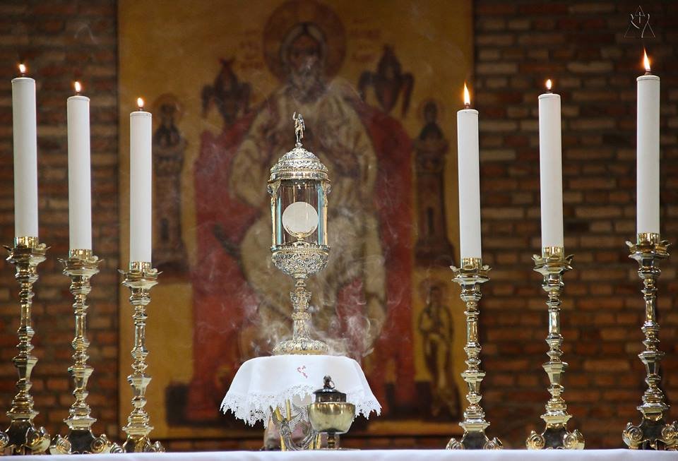 “Eucaristia, presença escondida.”