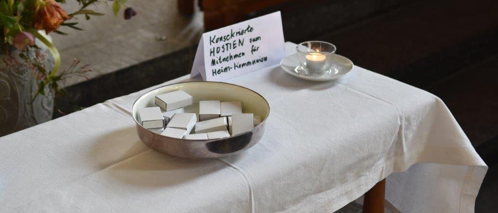 HÓSTIAS CONSAGRADAS EM CAIXAS DE PAPEL OFERECIDAS AOS FIÉIS PARA FAZER A SANTA COMUNHÃO