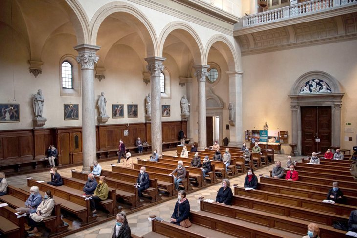 Padre irlandês pronto para ir para a prisão por celebrar Missa.